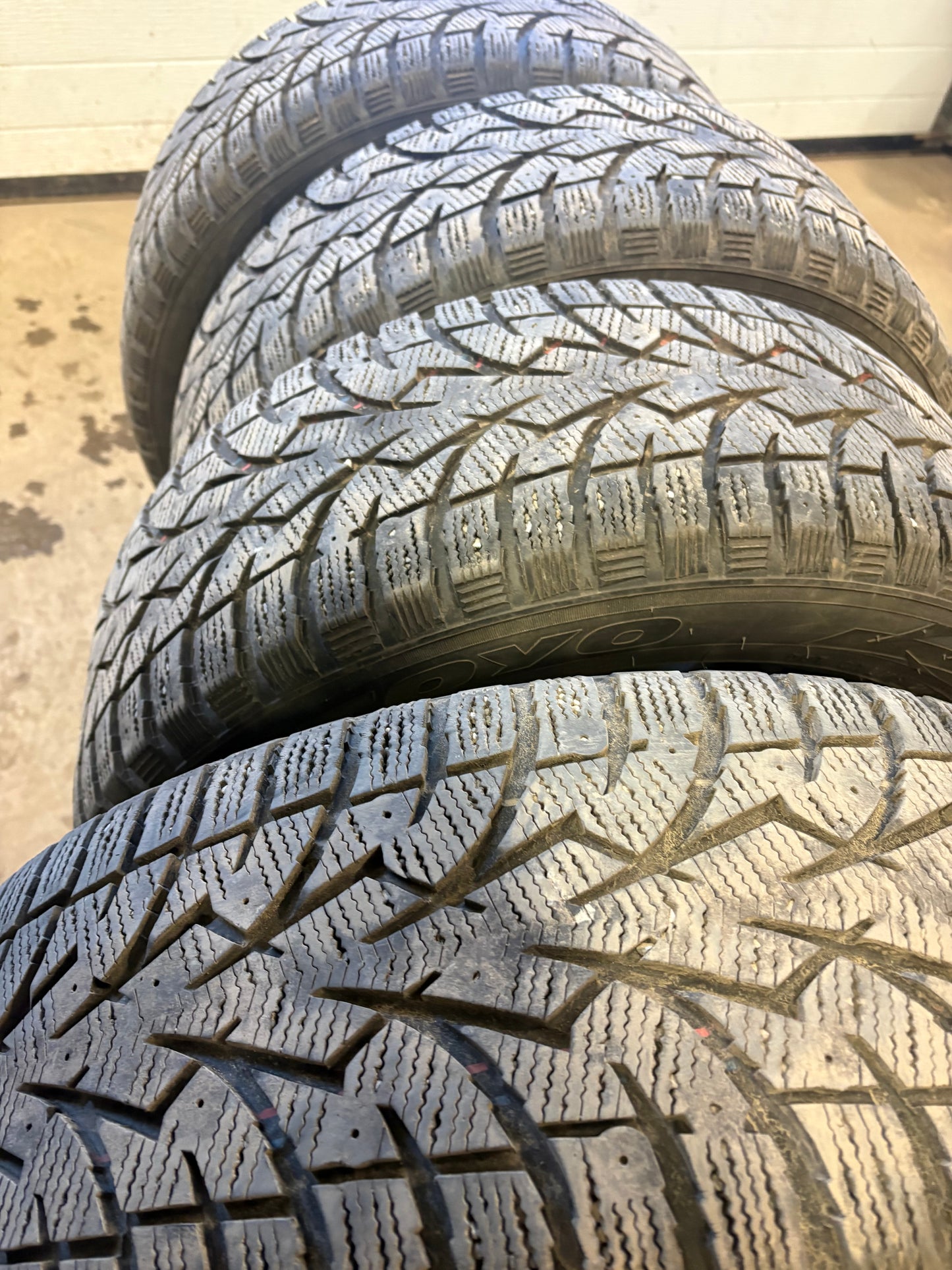 4 pneus d hiver 215/55r17 toyo en très bon état