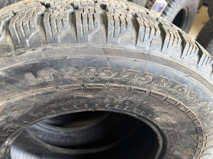 2 pneus d hiver lt 265/75r16 nokian 10 plies en tres bon état