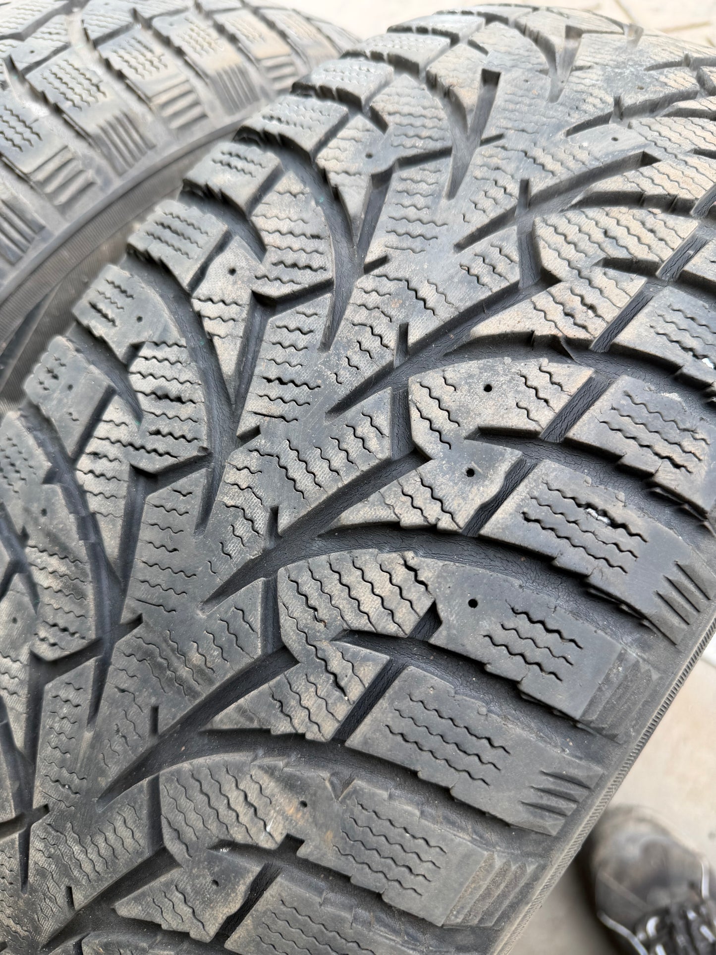 2 pneus d hiver 225/60r17 toyo en tres bon état