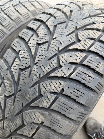 2 pneus d hiver 225/60r17 toyo en tres bon état