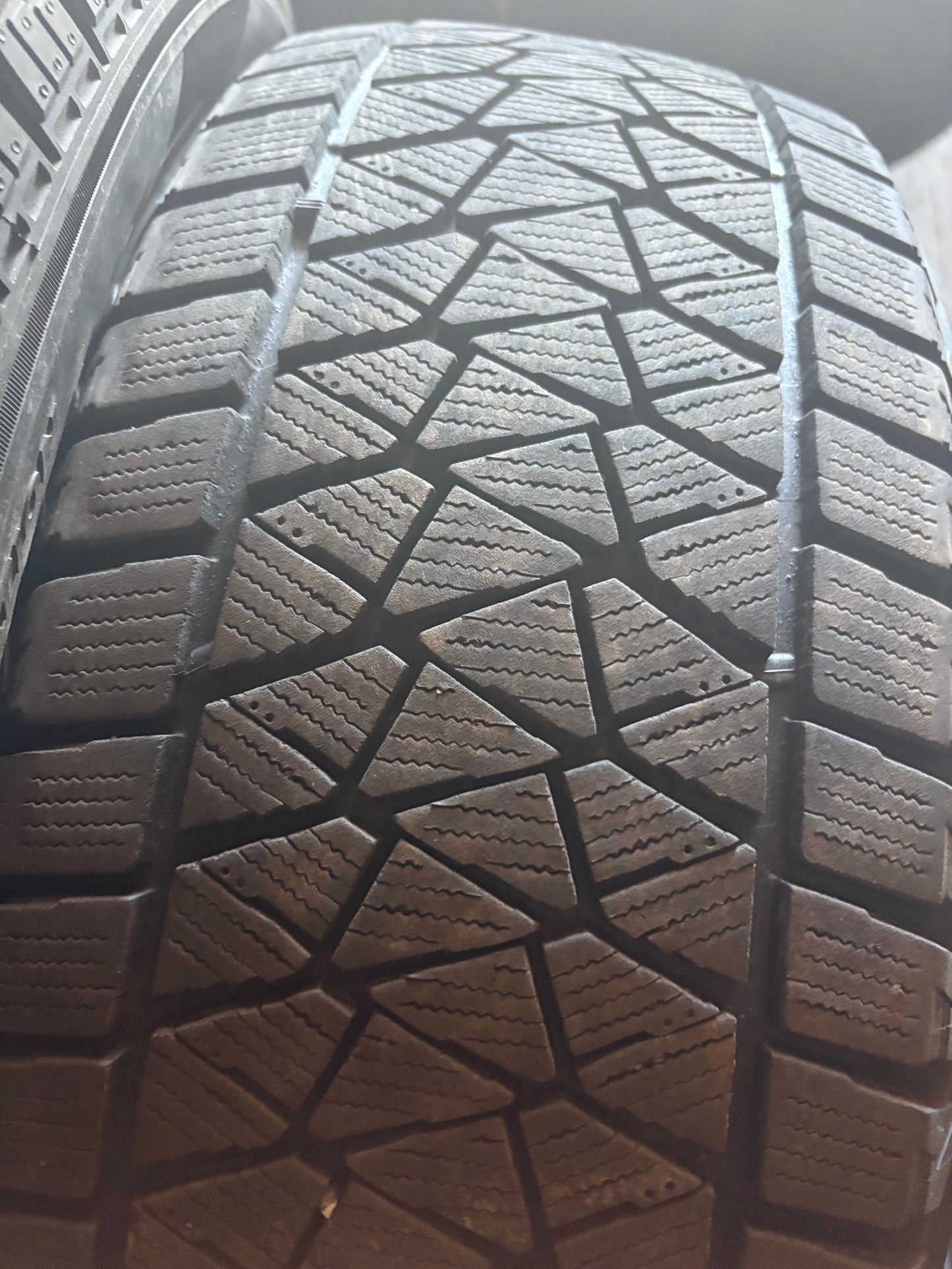 1 pneu d hiver 225/55r18 Bridgestone en tres bon etat
