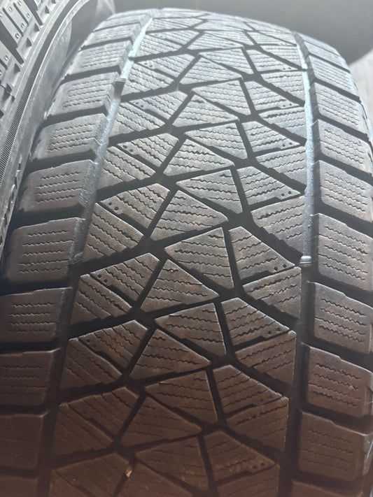 1 pneu d hiver 225/55r18 Bridgestone en tres bon etat