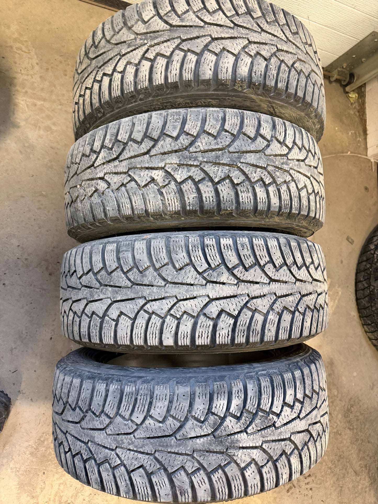 4 pneus d hiver 205/55r16 nokian en bon etat
