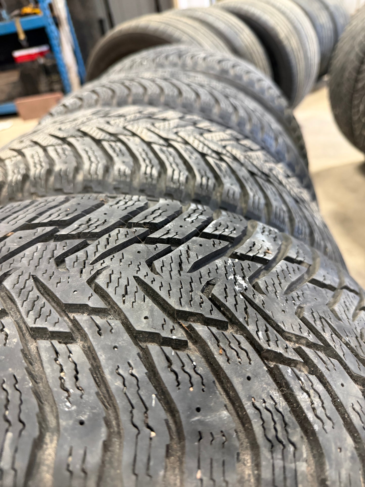 4 pneus d hiver 225/50r17 nokian a l etat neuf