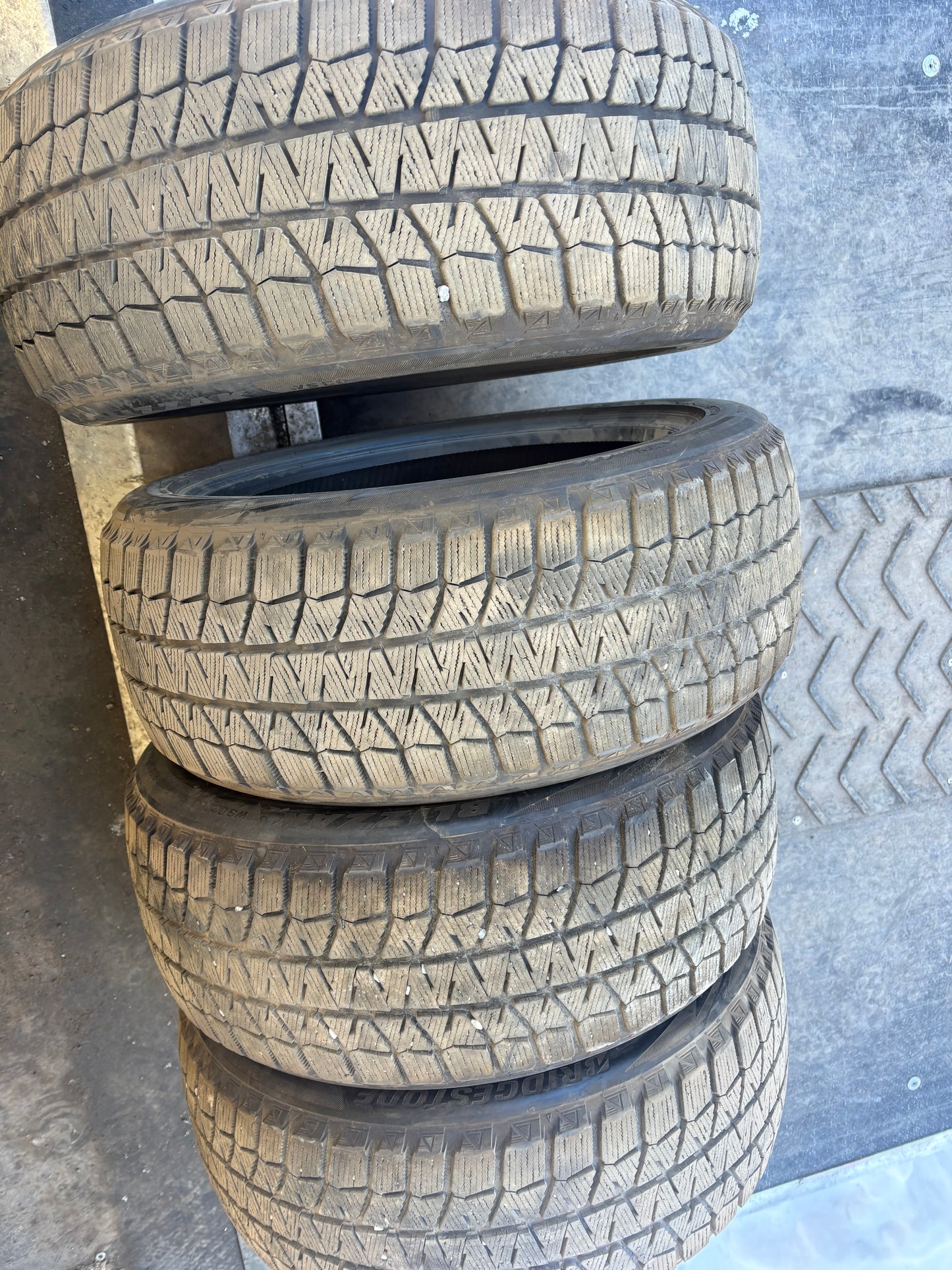 4 pneus d hiver 205/50r17 Bridgestone en tres bon état