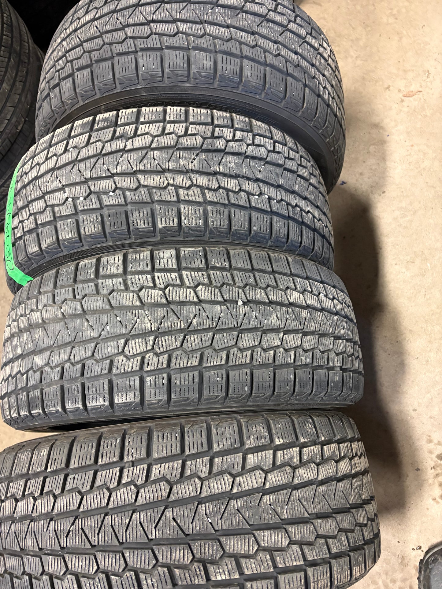 4 pneus d hiver 225/45r17 Yokohama a l état neuf
