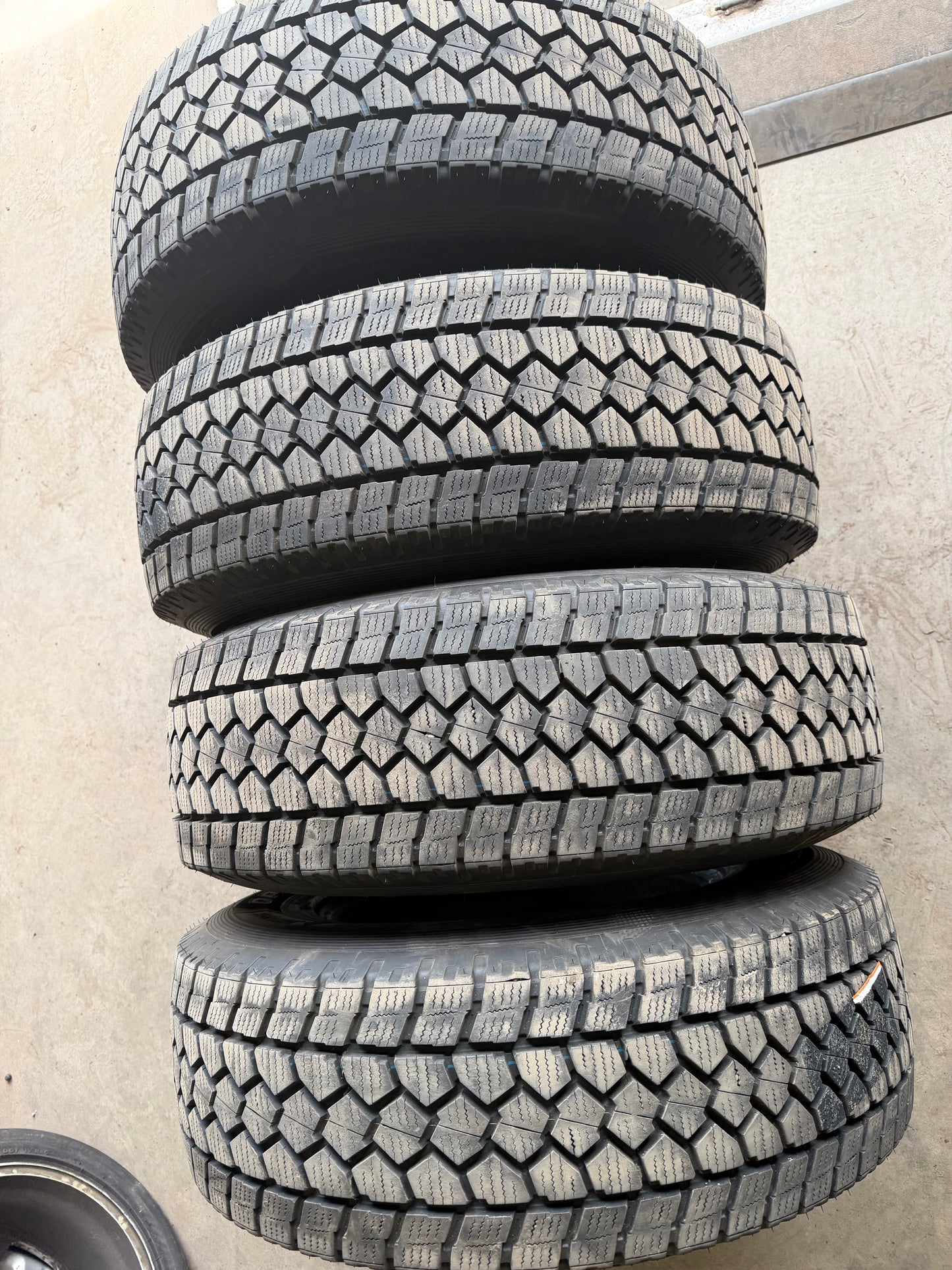 4 pneus d hiver lt 265/70r17 toyo 10 plies a l etat neuf