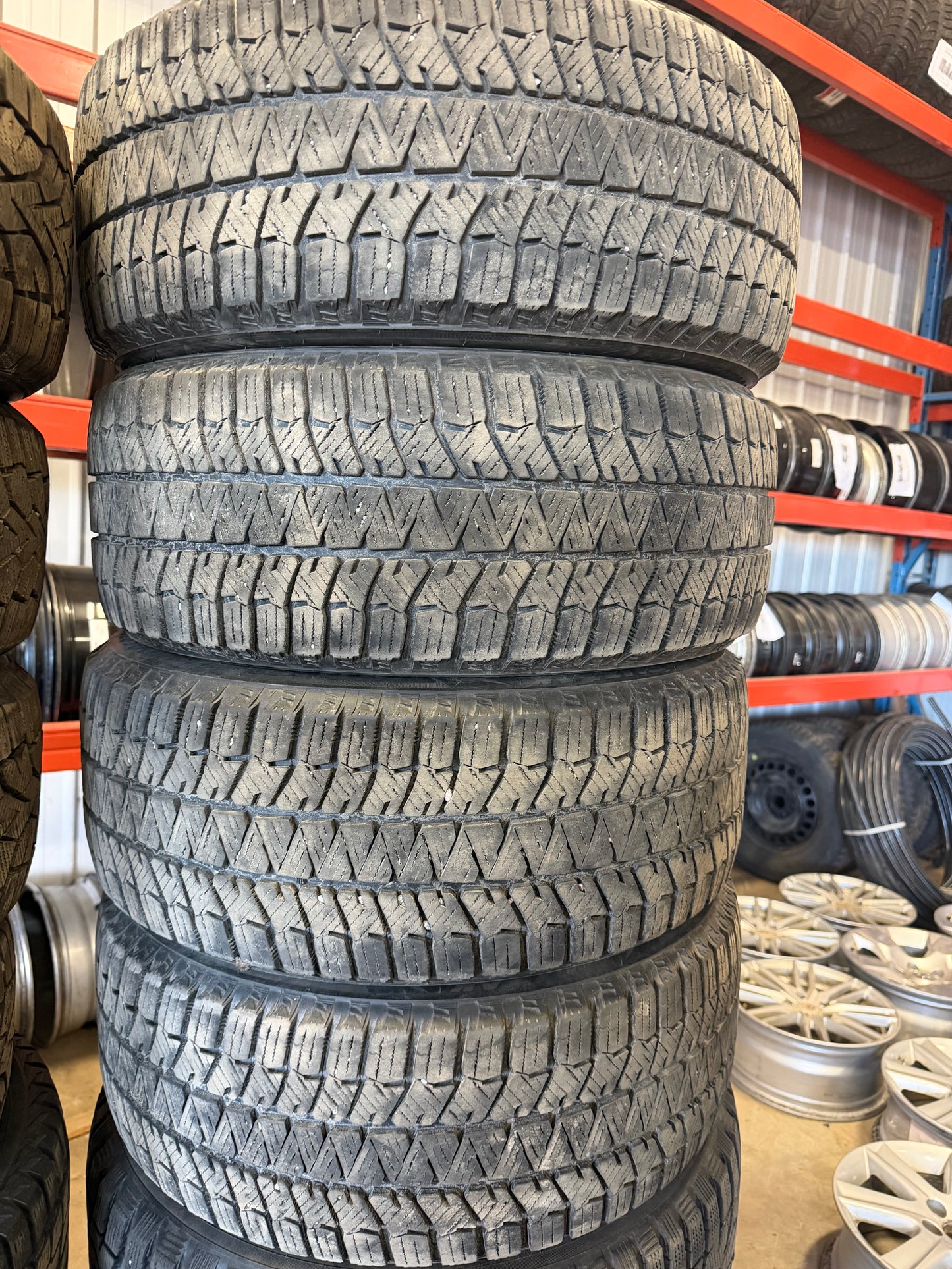 4 pneus d hiver 215/55r17 Bridgestone a l état neuf