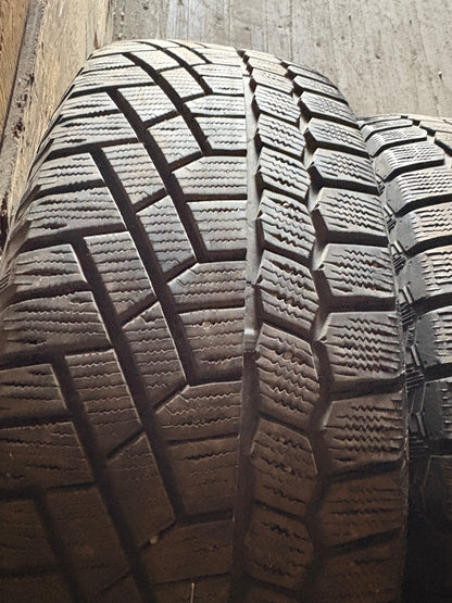 2 pneus d hiver 215/70r16 continental en bon état