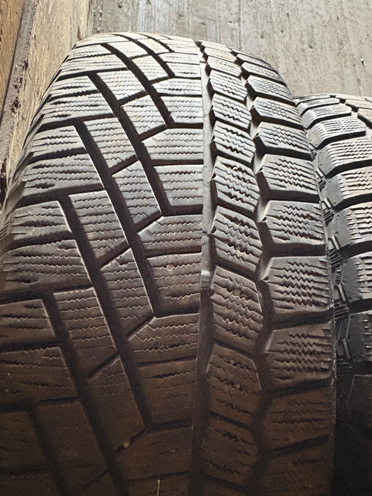 2 pneus d hiver 215/70r16 continental en bon état