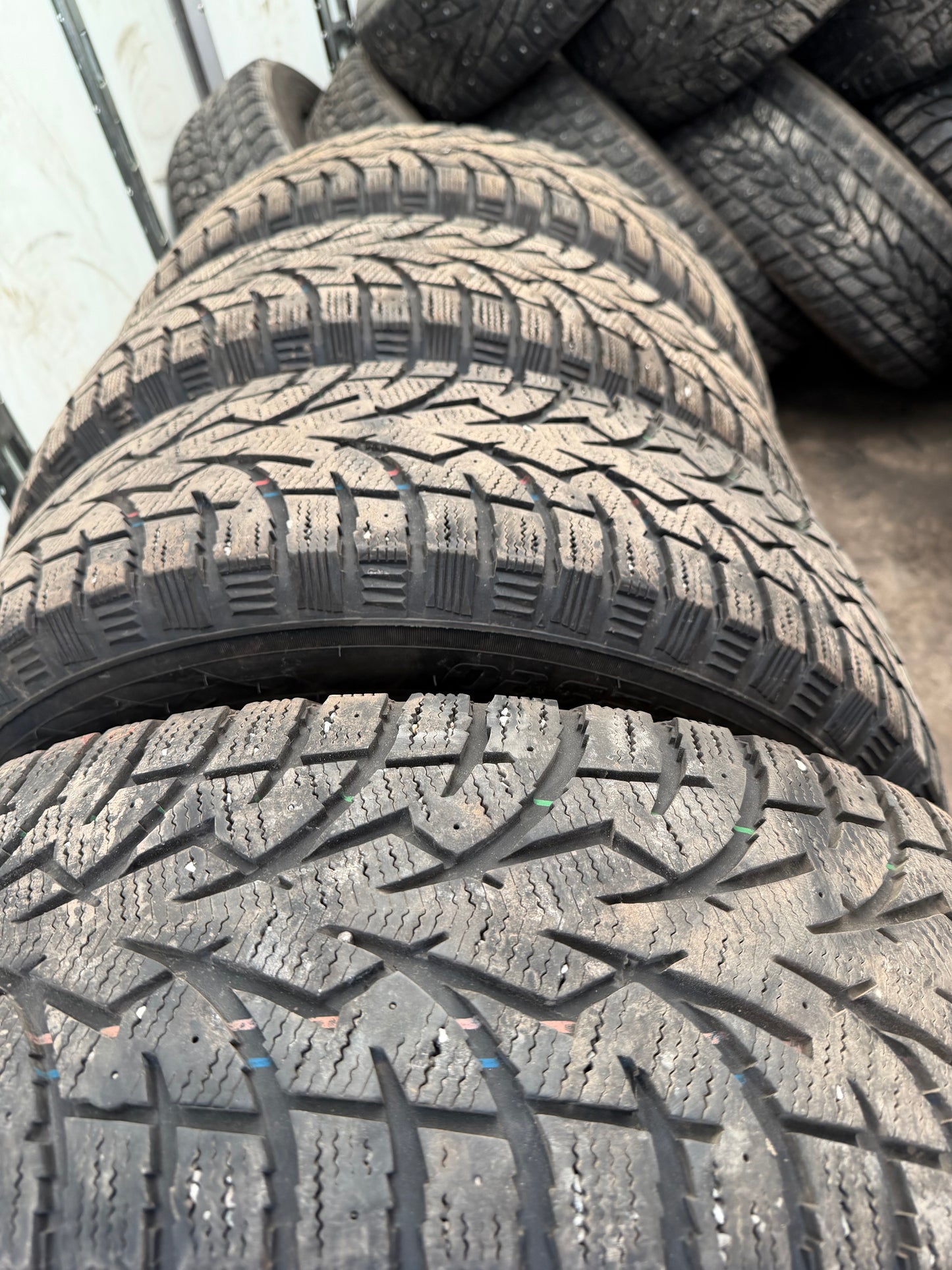 4 pneus d hiver 215/70r16 toyo en tres bon etat