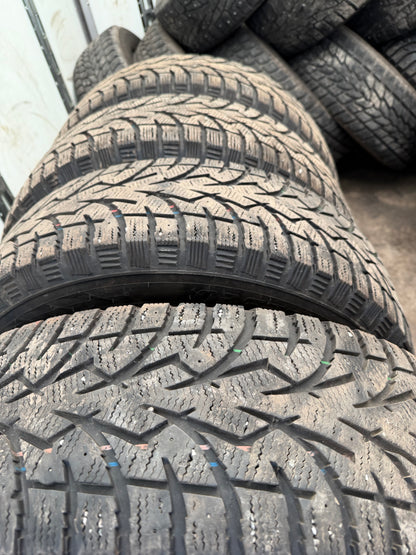4 pneus d hiver 215/70r16 toyo en tres bon etat