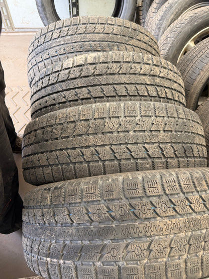 4 pneus d hiver 235/65r17 toyo en bon etat