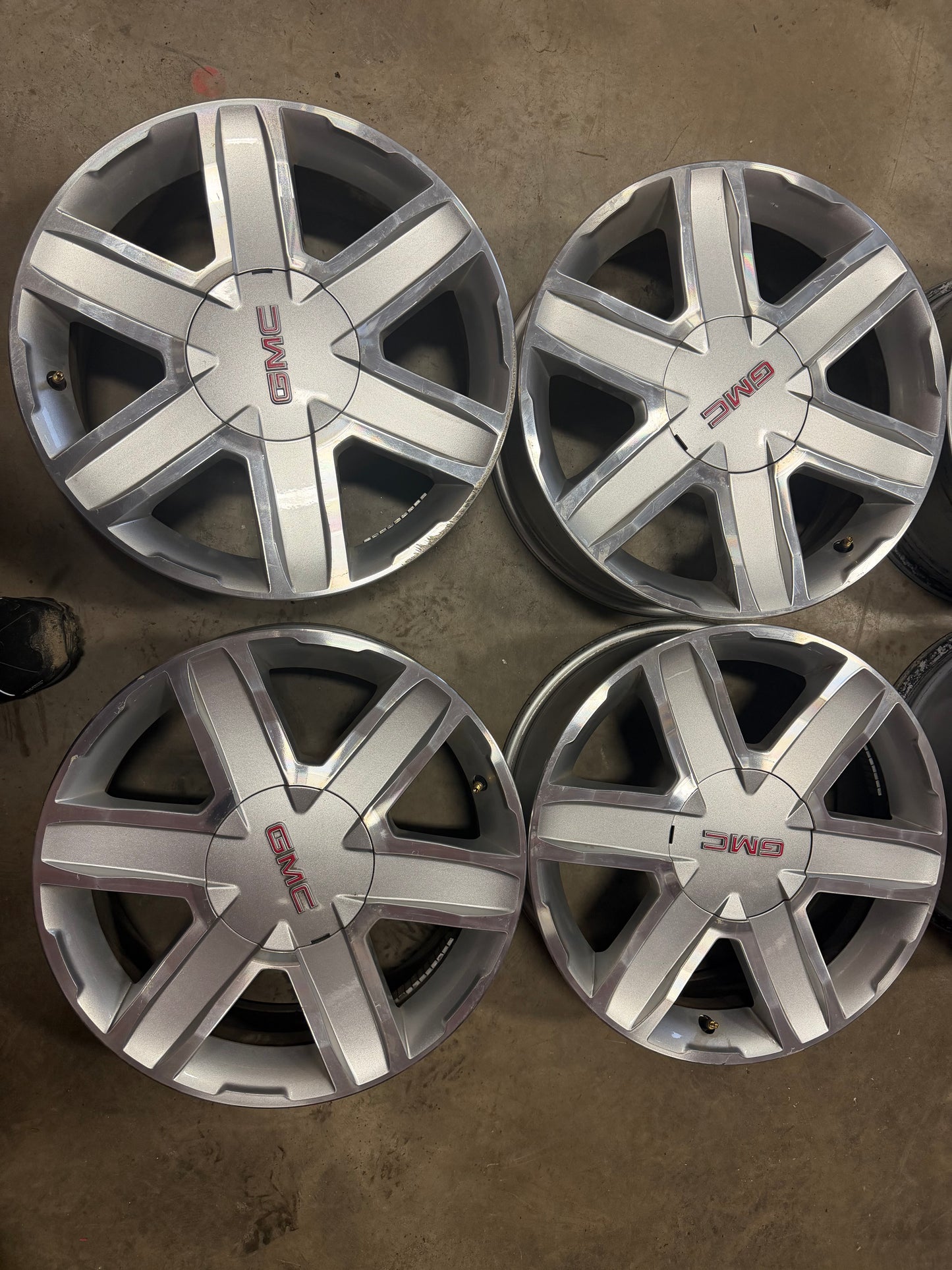 4 mags gmc 18 pouces 5x120 en tres bon état