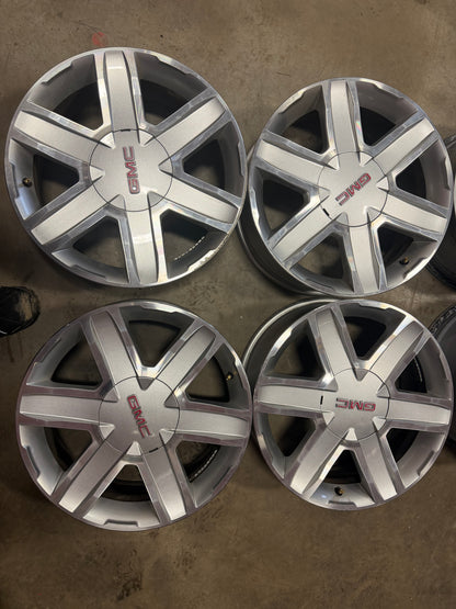 4 mags gmc 18 pouces 5x120 en tres bon état