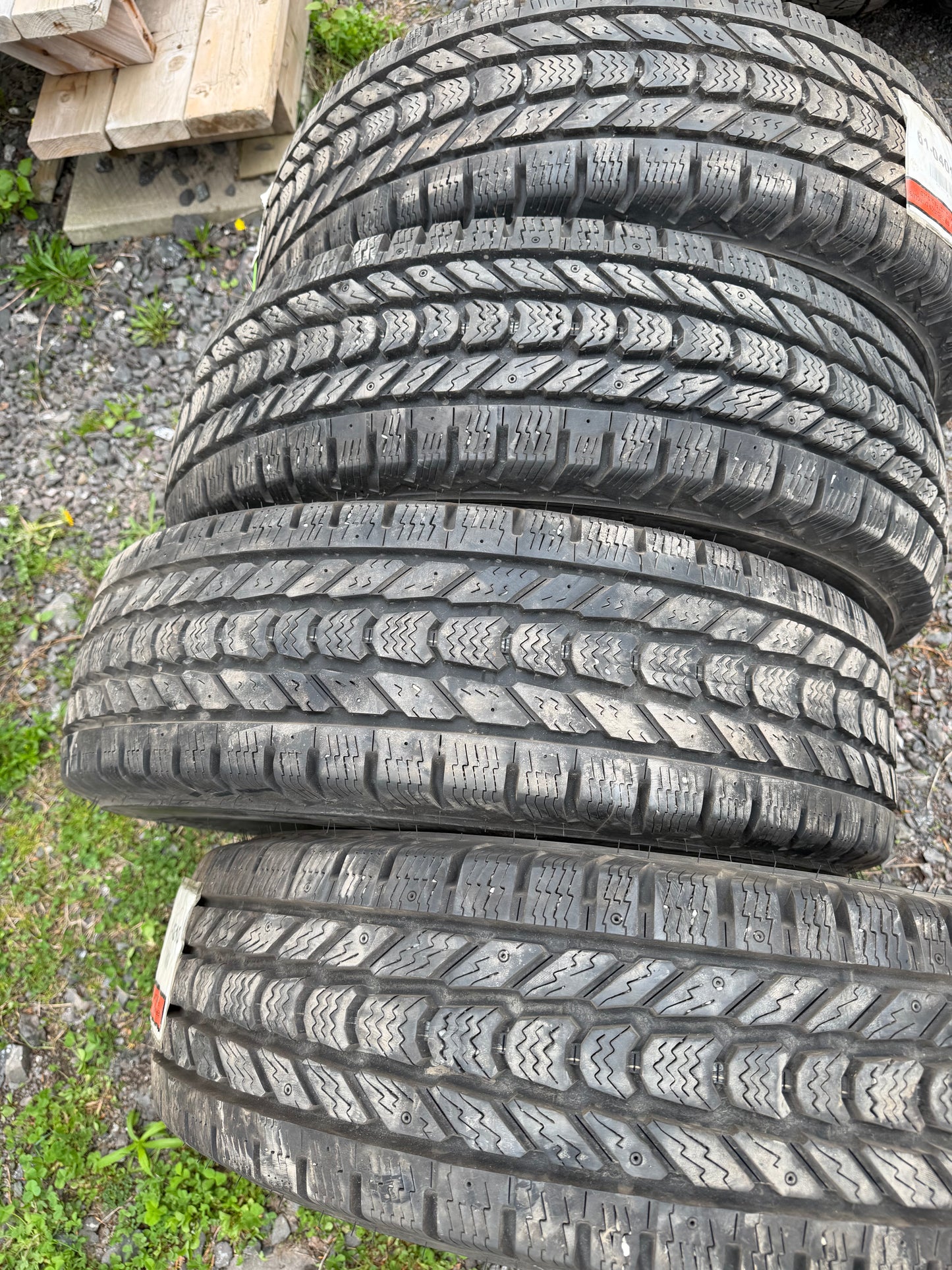 4 pneus d hiver lt 245/75r16 firestone 10 p’ies en très bon état