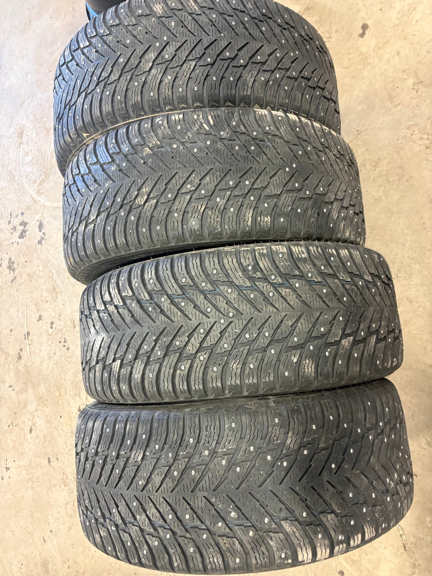 4 pneus d hiver 285/45r22 nokian a clou en tres bon état
