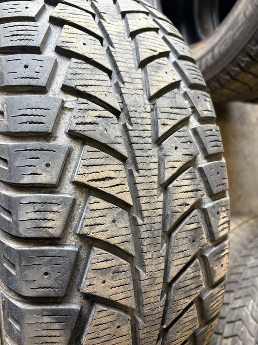 2 pneus d hiver 215/65r16 uniroyal en tres bon état