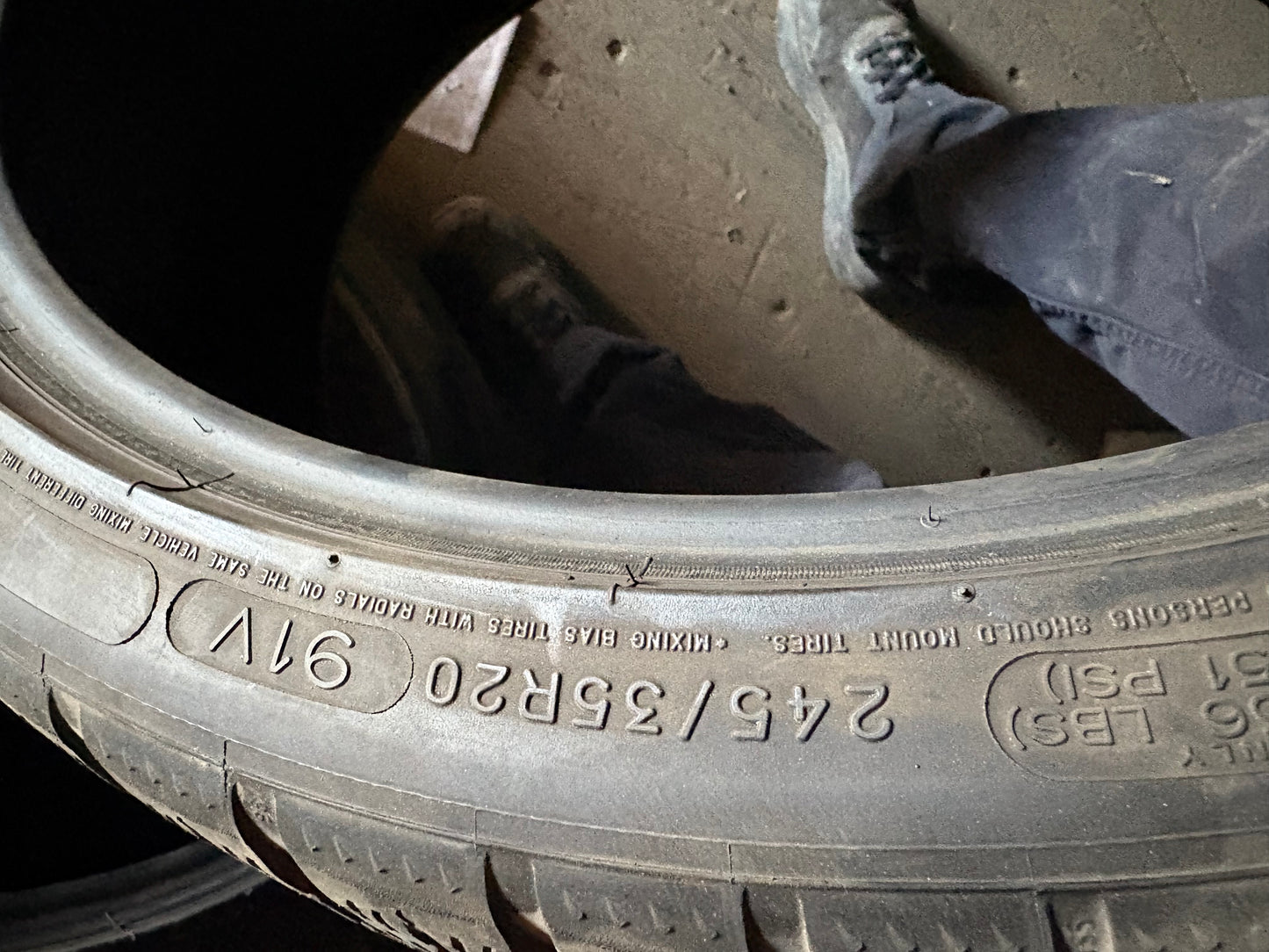 2 pneus d hiver 245/35r20 Michelin en bon état