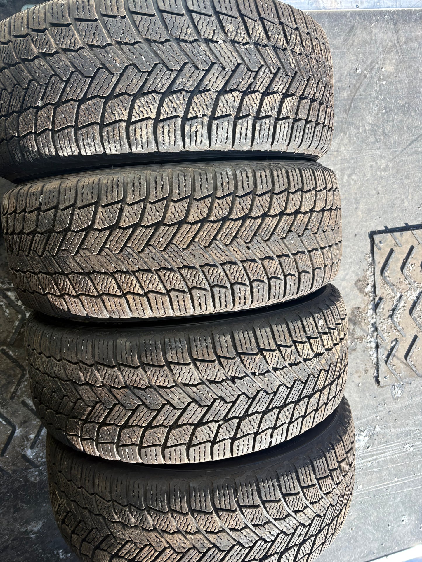 4 pneus d hiver 225/50r17 Michelin en tres bon état