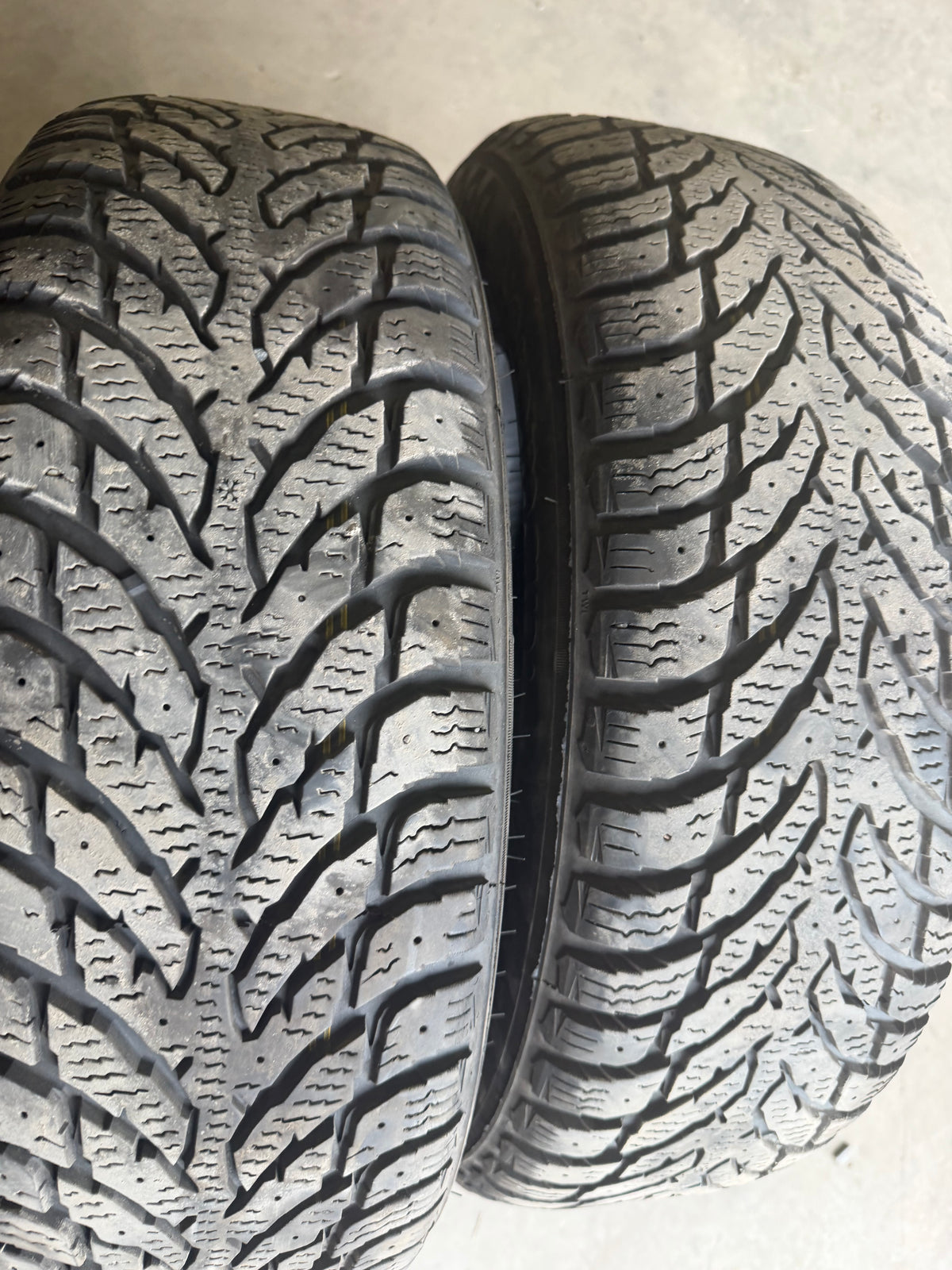 2 pneus d hiver 185/65r15 nokian en bon état