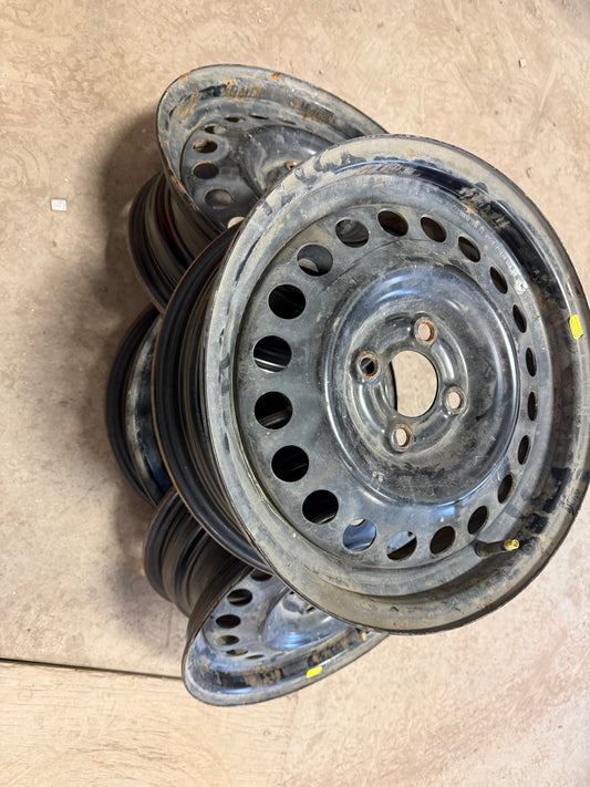 4 roues d acier 15 pouces nissan 4x100 tres propre
