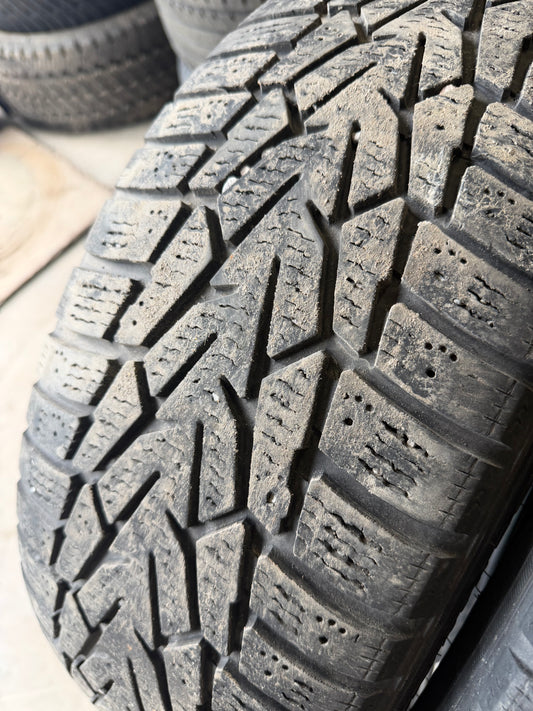 4 pneus d hiver 215/60r17 nokian en bon etat