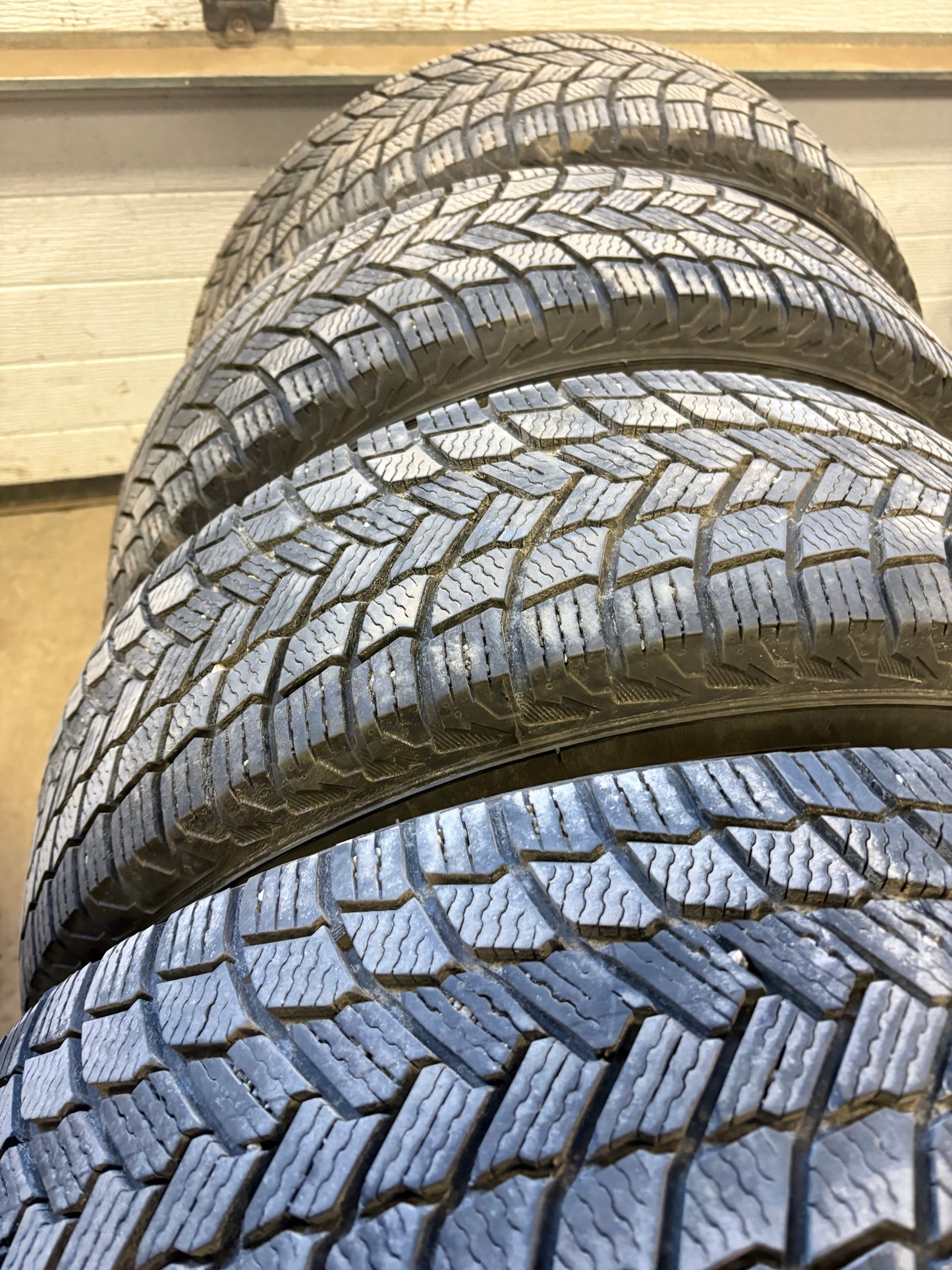 4 pneus d hiver 215/70r16 michelin en tres bon état