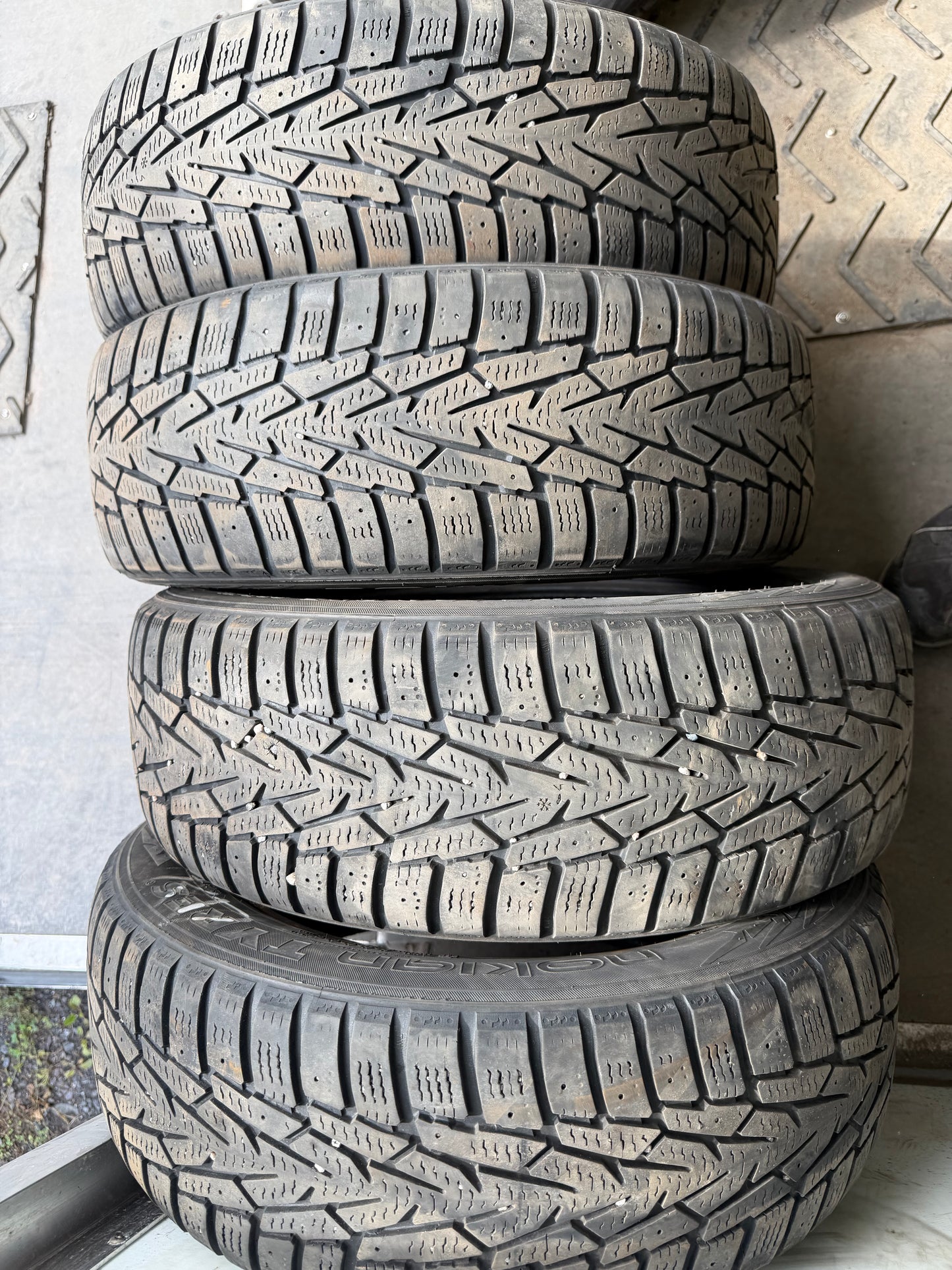 4 pneus d hiver 185/60r15 nokian