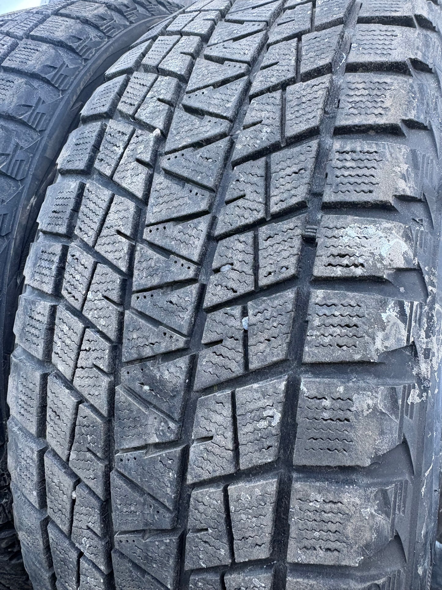 2 pneus d hiver 245/55r19 bridgestone en bon état