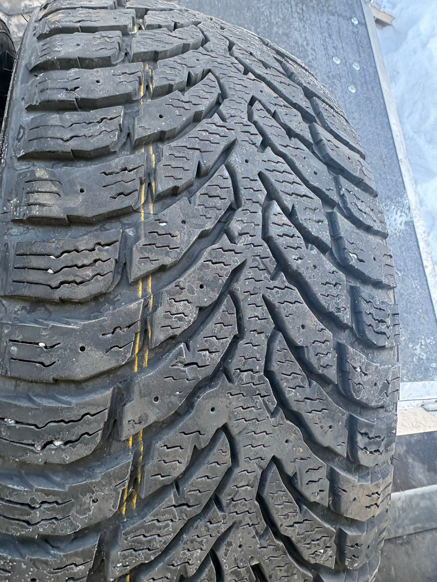 2 pneus d hiver 215/55r16 nokian en tres bon état