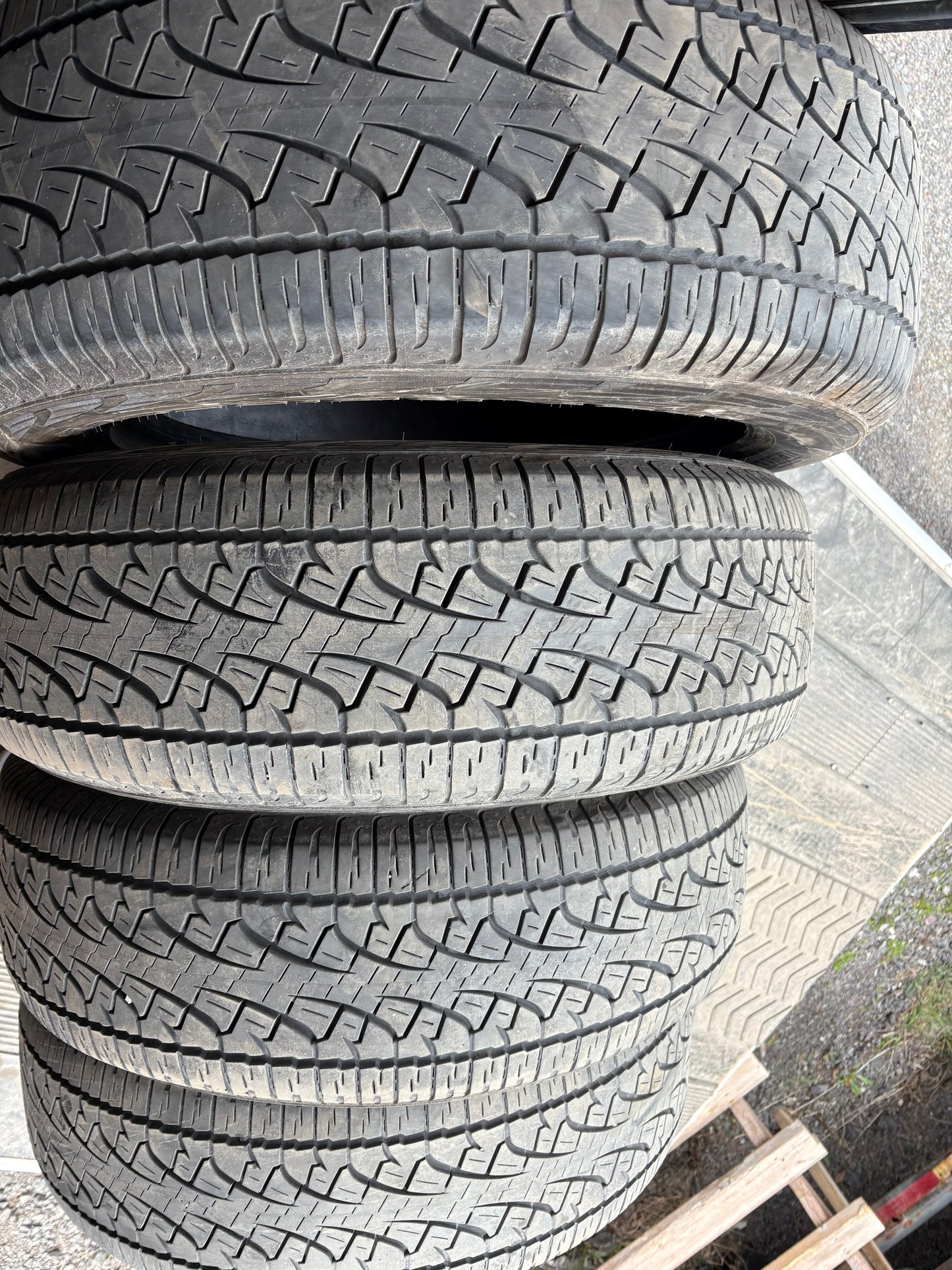 4 pneus d ete 275/60r20 pirelli en très bon état