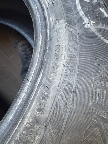 1 pneus d hiver 235/65r18 nokian a clou en bon etat