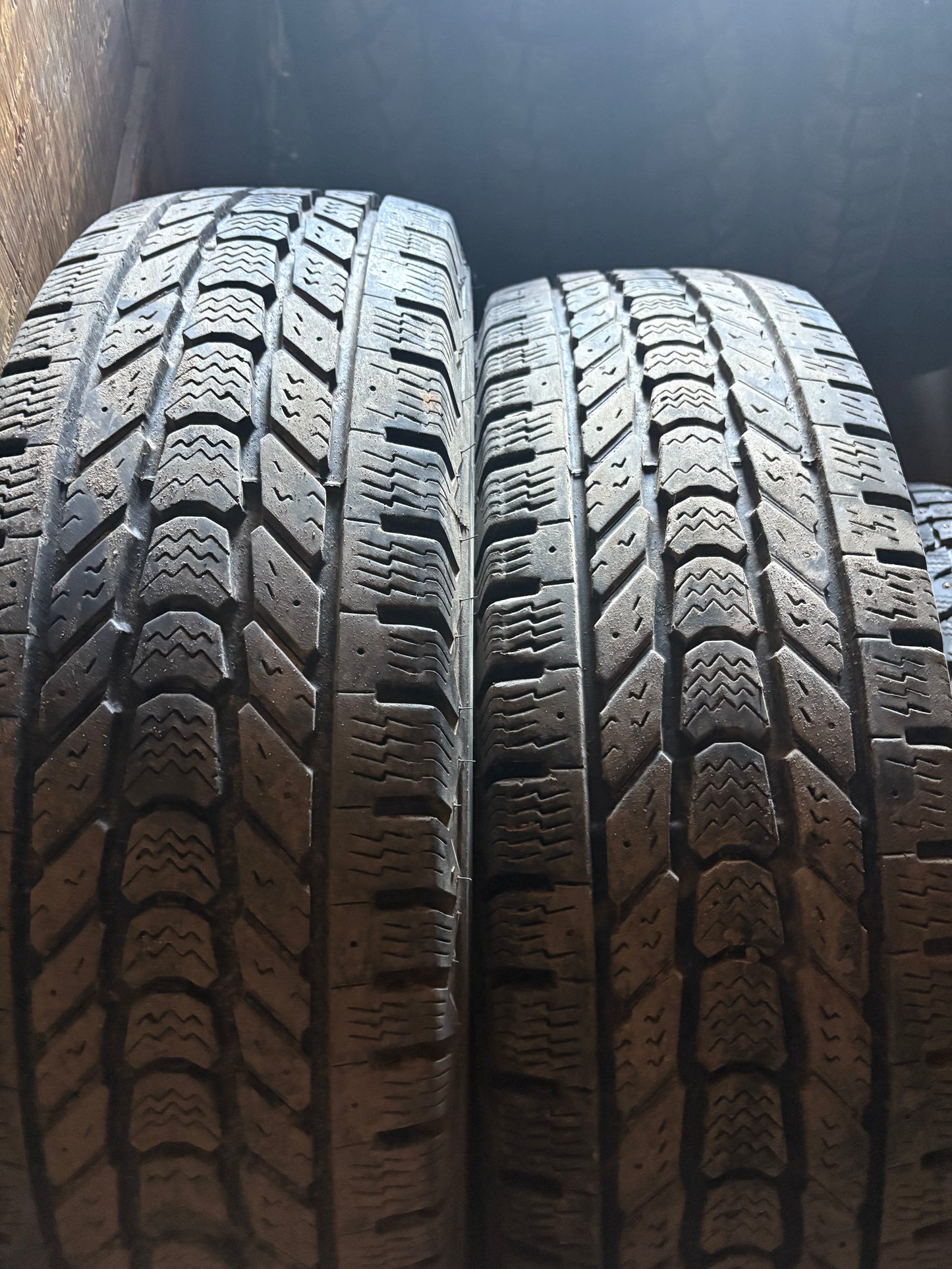 2 pneus d hiver lt 245/75r17 firestone 10 plies en tres bon état