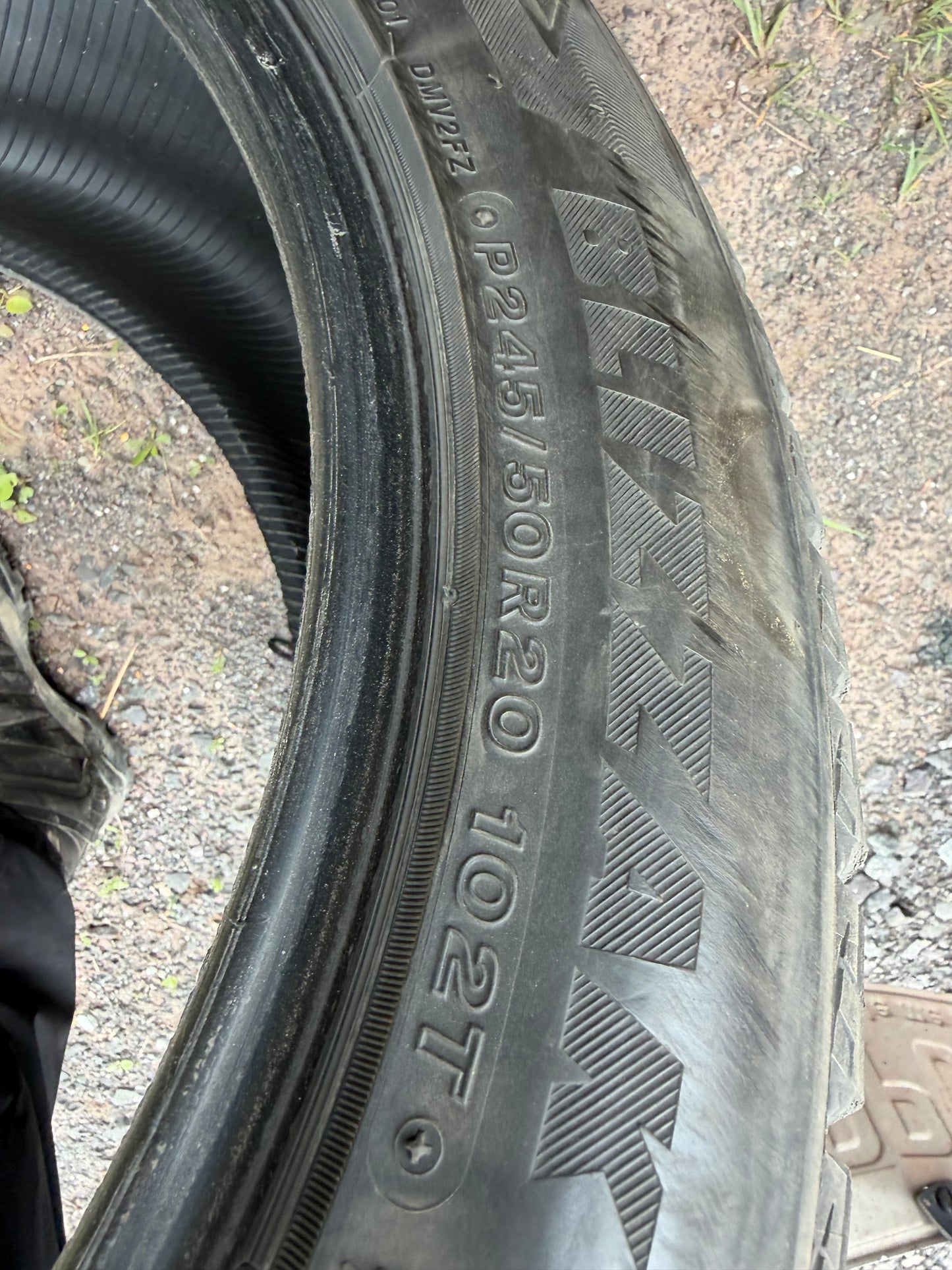 4 pneus d hiver 245/50r20 Bridgestone a l etat neuf