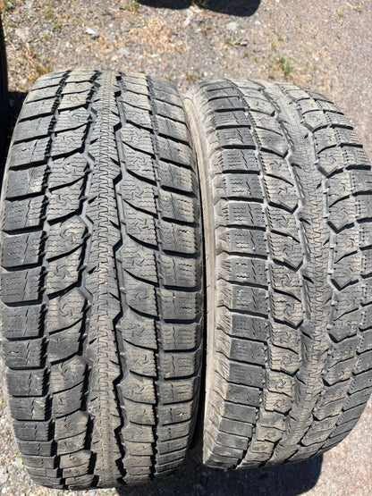 2 pneus d hiver 225/65r17 toyo a l état neuf
