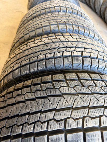 4 pneus d hiver 215/70r16 Yokohama en tres bon état