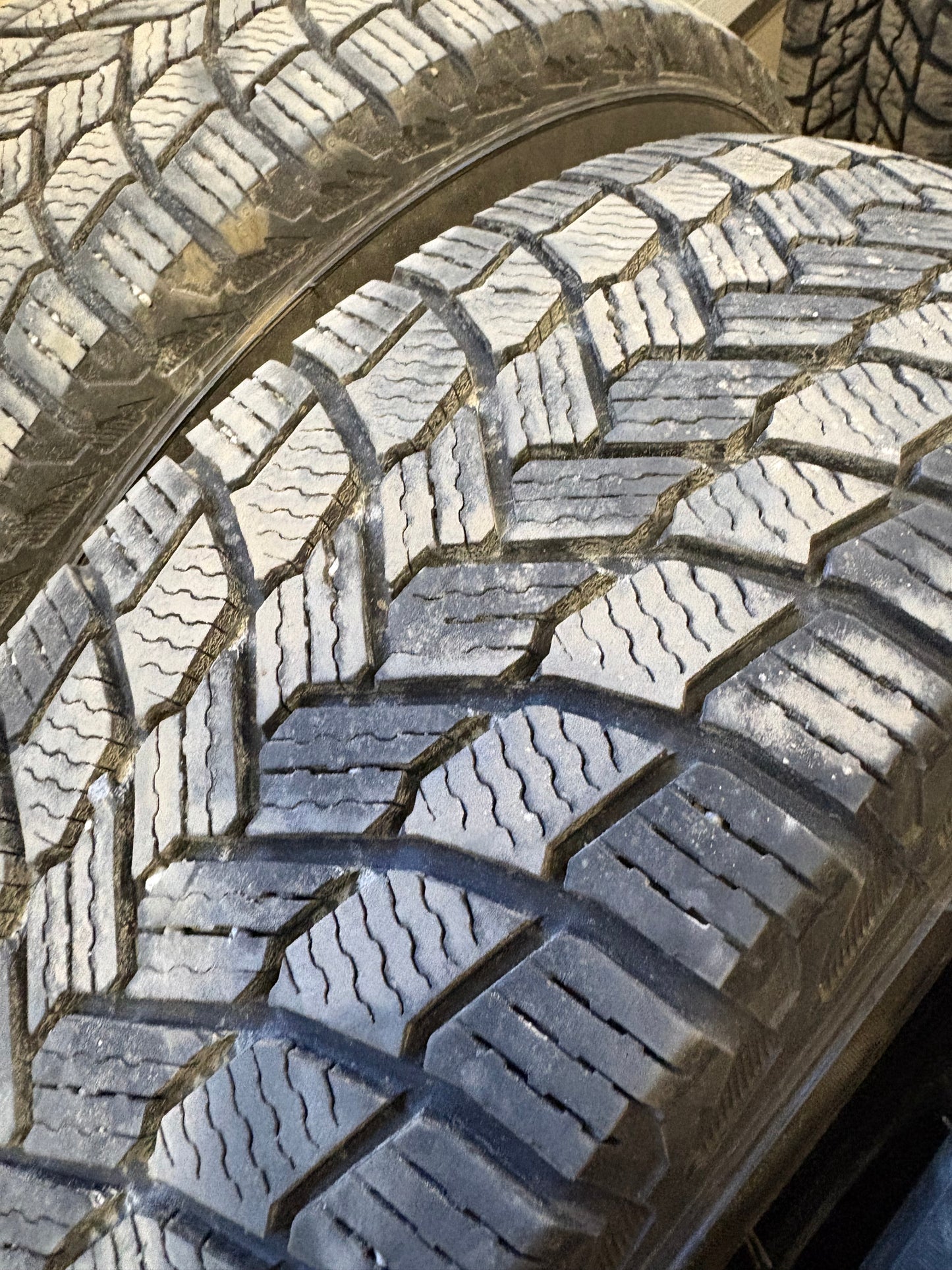 4 pneus d hiver 215/70r16 michelin en tres bon état