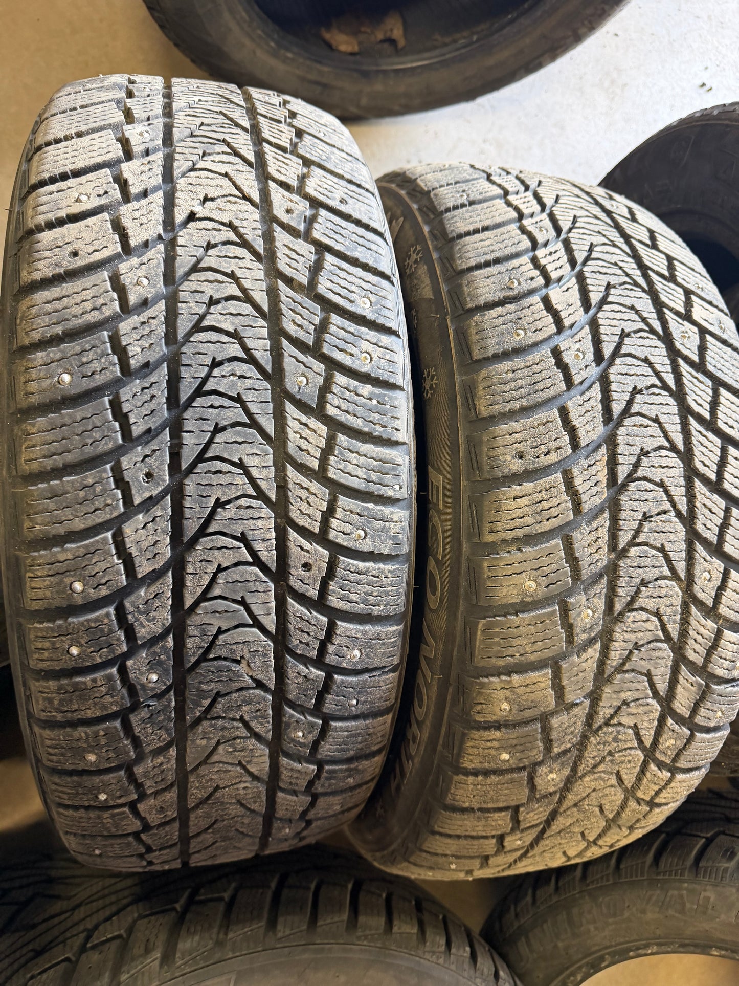 2 pneus d hiver 205/55r16 federal a clou en bon etat