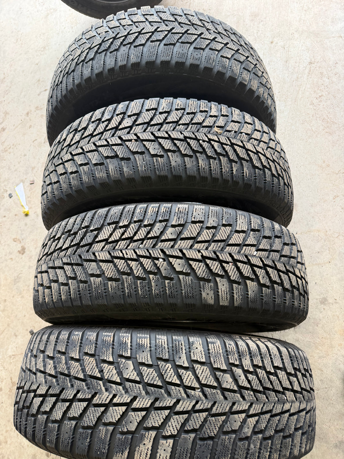 4 pneus d hiver 235/65r17 sailum en bon état