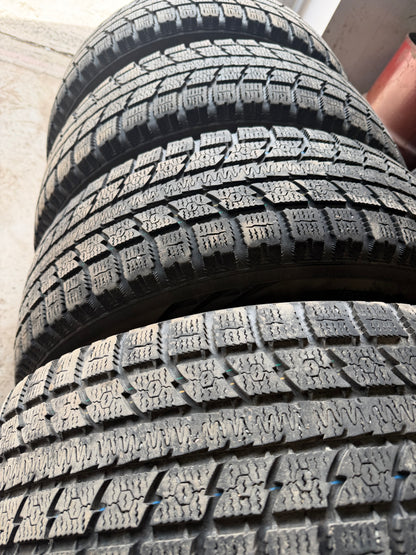 4 pneus d hiver 225/65r17 toyo en bon état