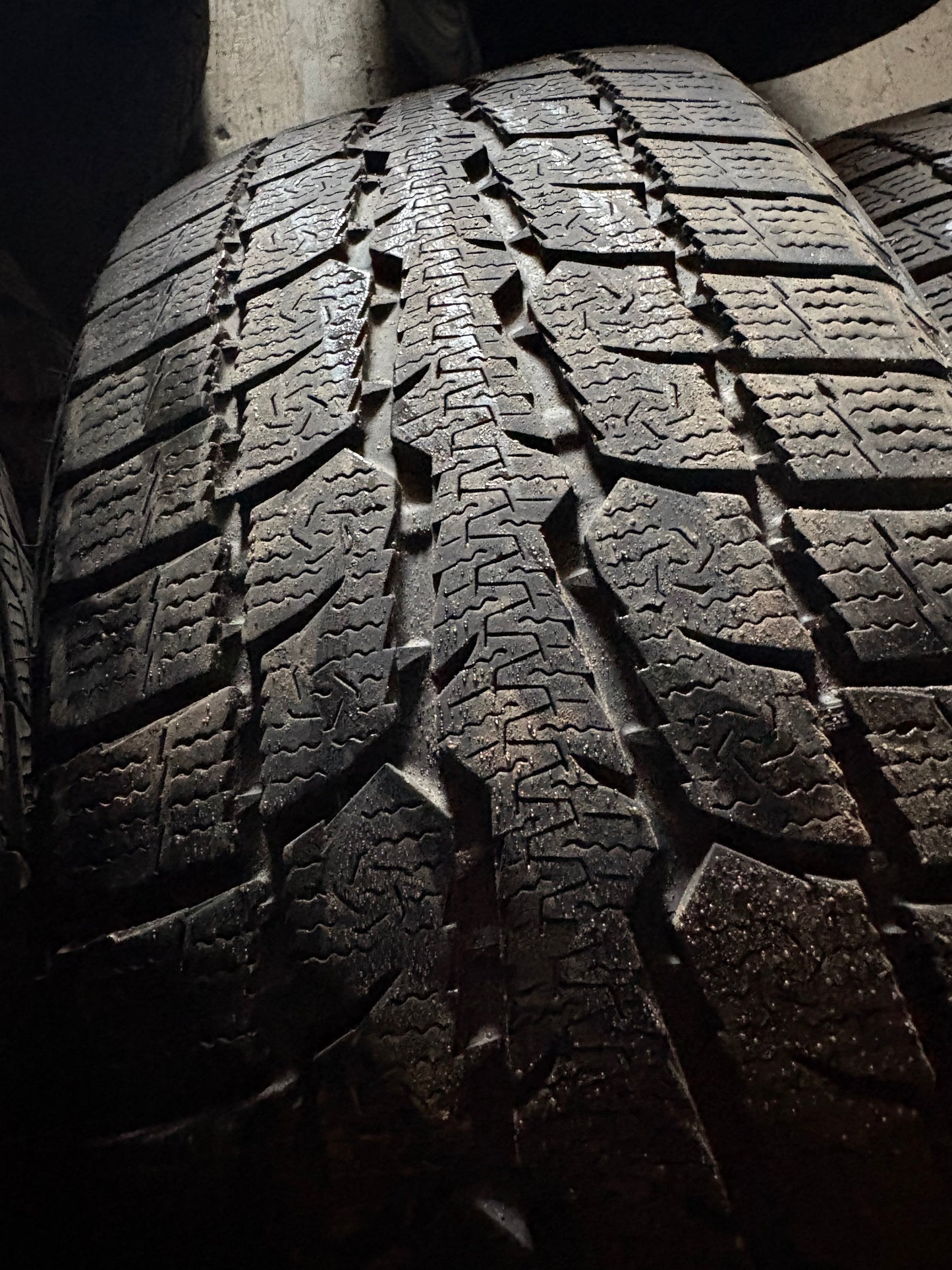 2 pneus d hiver 215/55r17 toyo