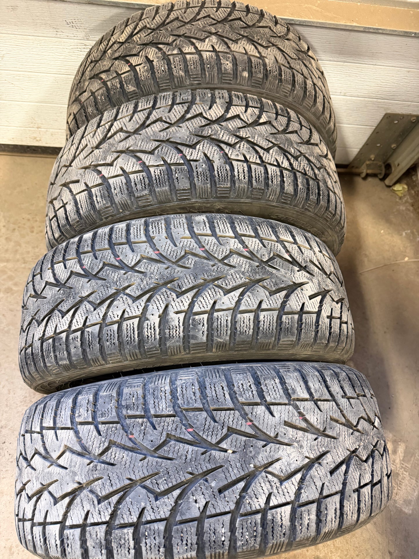 4 pneus d hiver 205/55r16 toyo en bon etat
