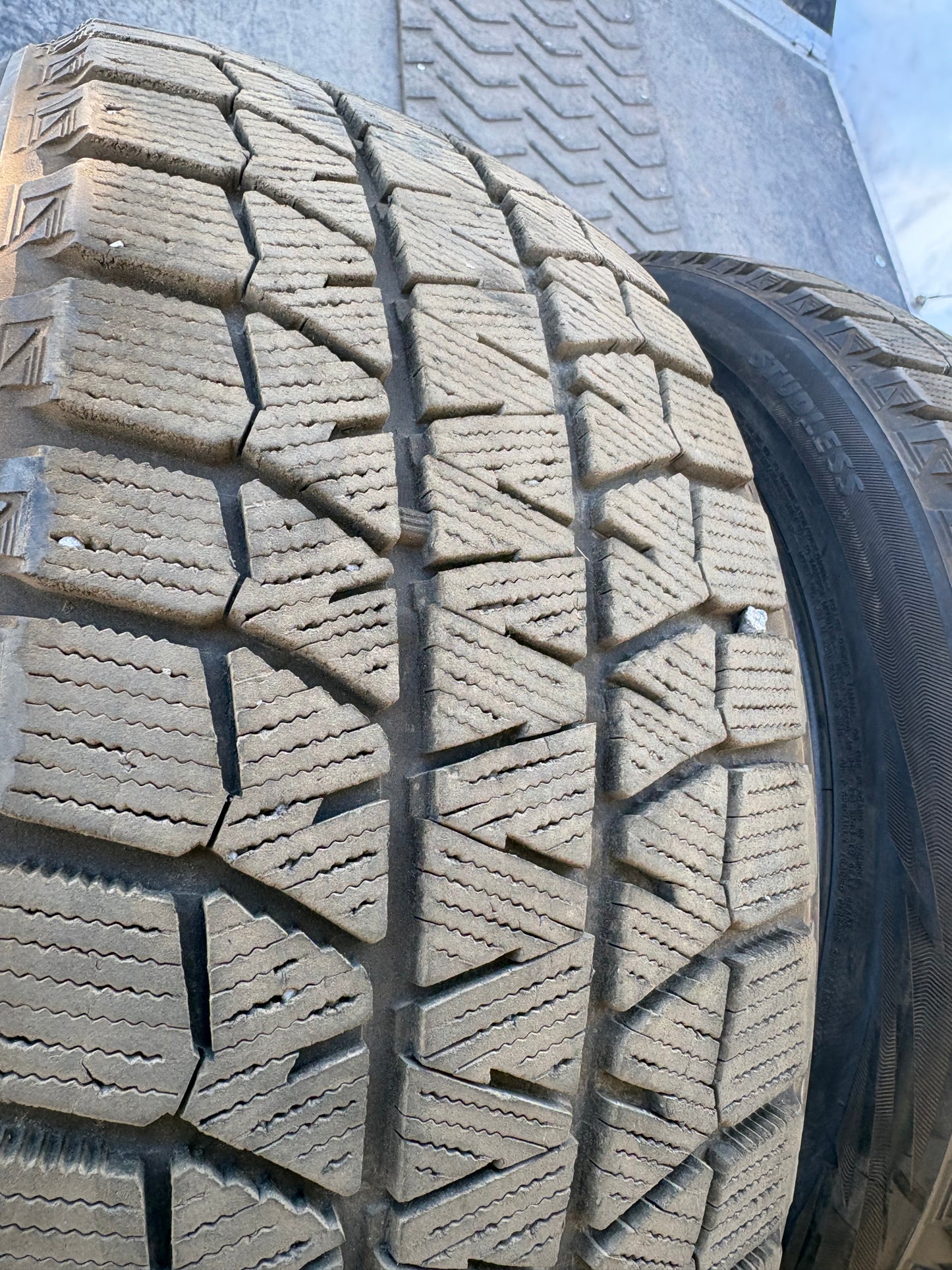 4 pneus d hiver 205/50r17 Bridgestone en tres bon état
