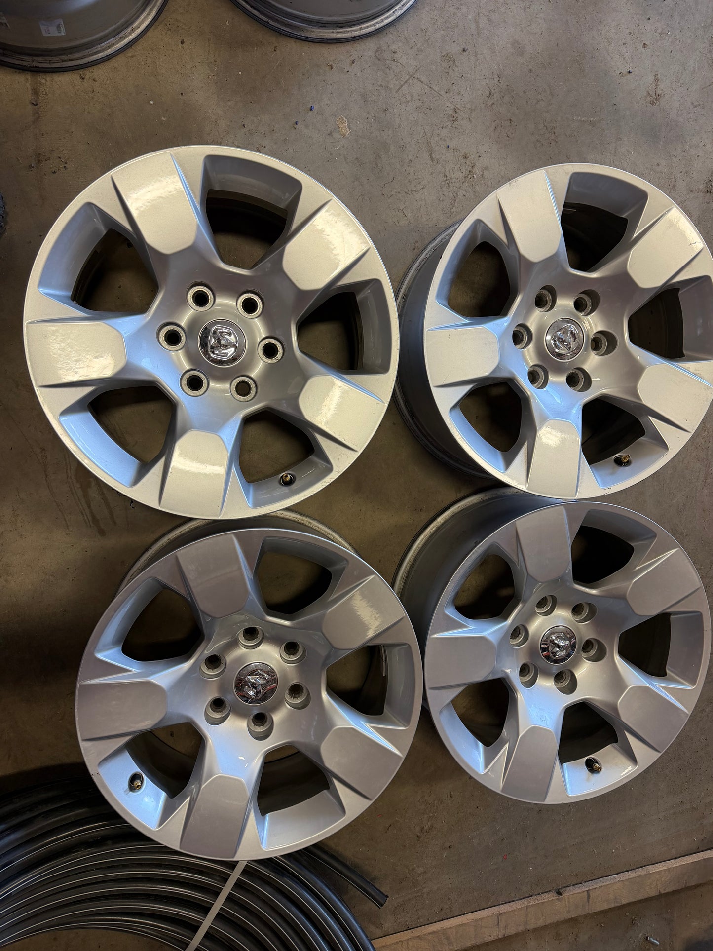 4 mags dodge ram d origine 18 pouces 6x139.7 a l état neuf