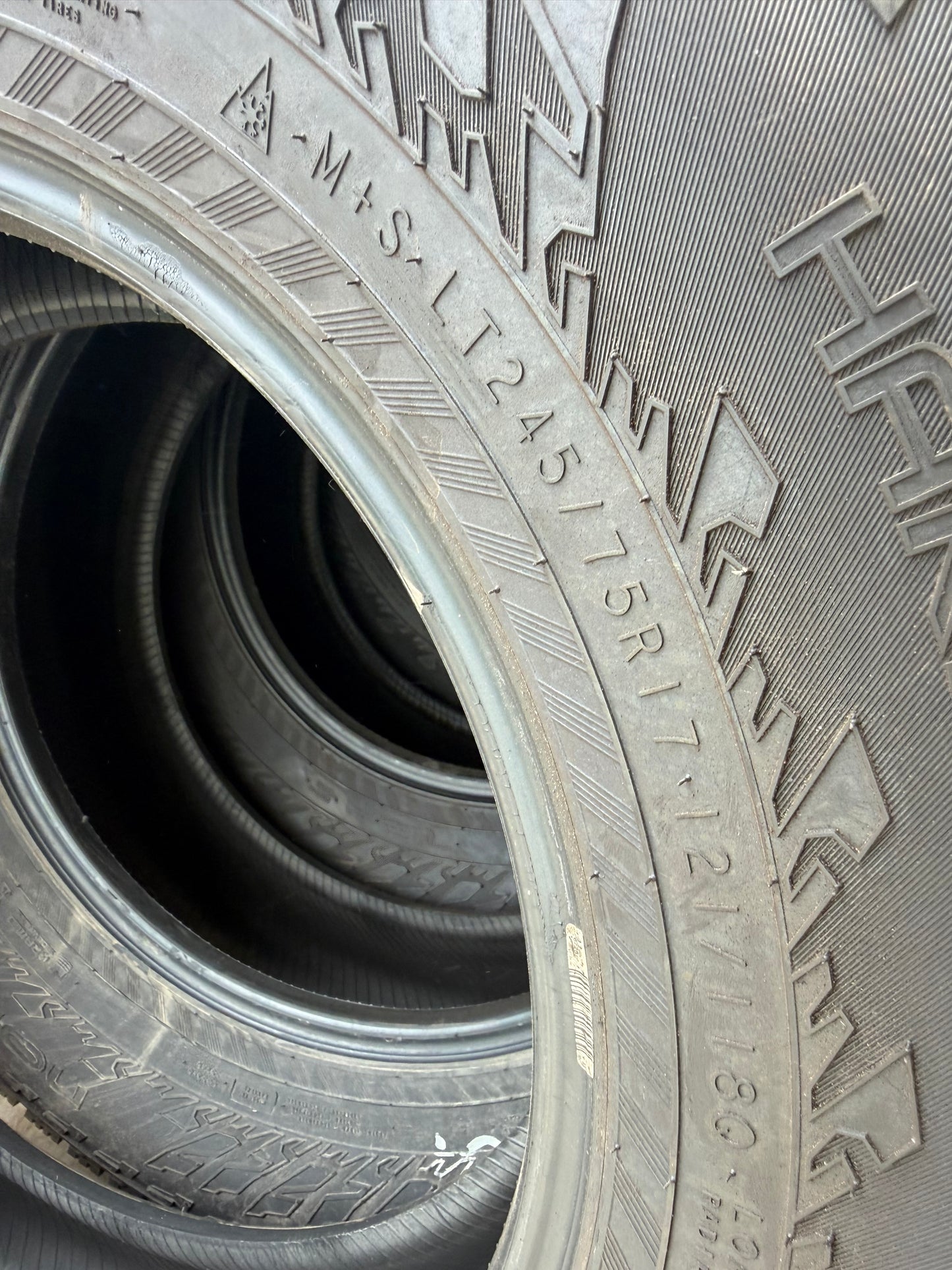 4 pneus d hiver lt 245/75r17 nokian a clous 10 plies en très bon état