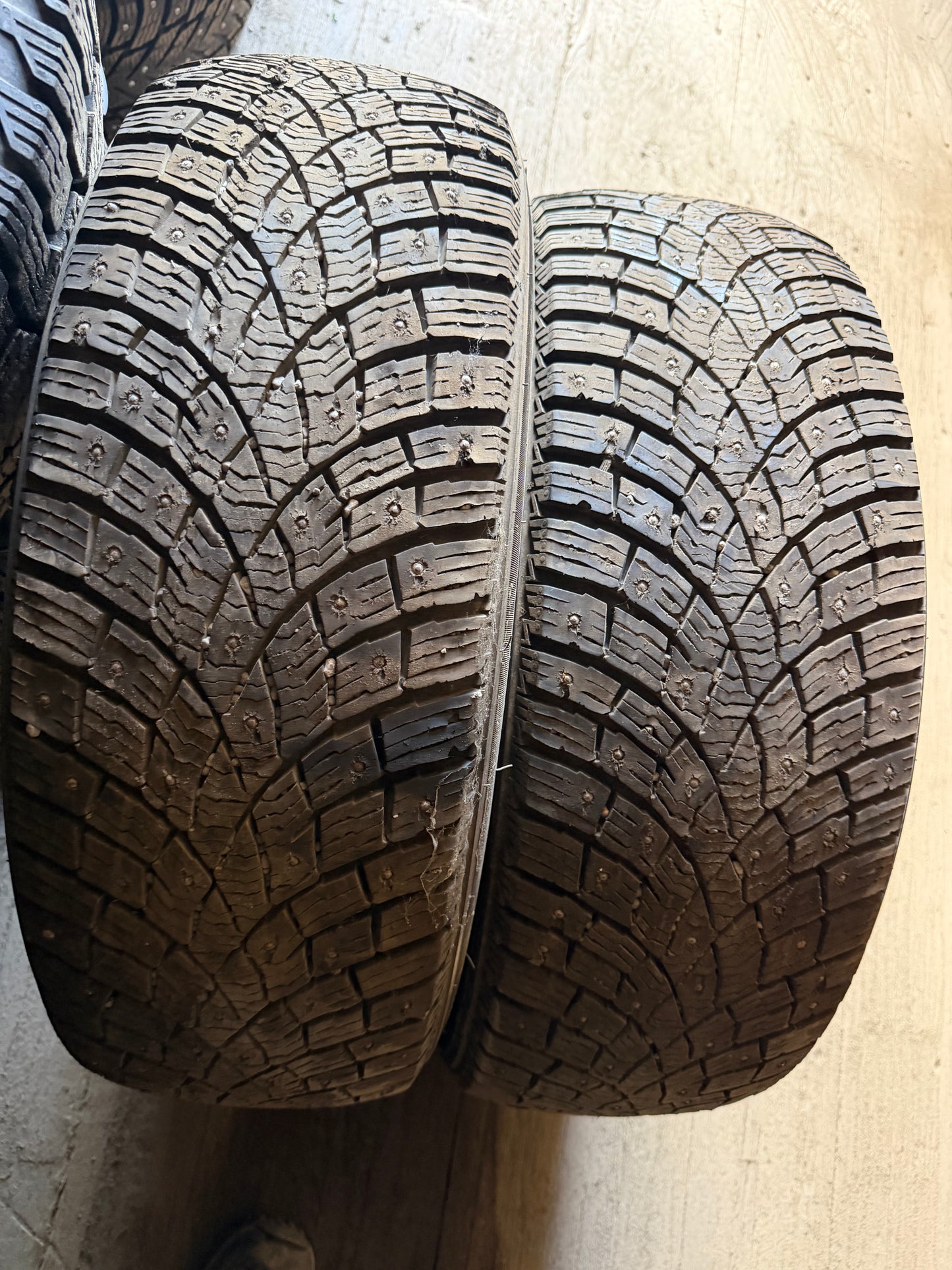 2 pneus d hiver 235/60r17 triangle à clous