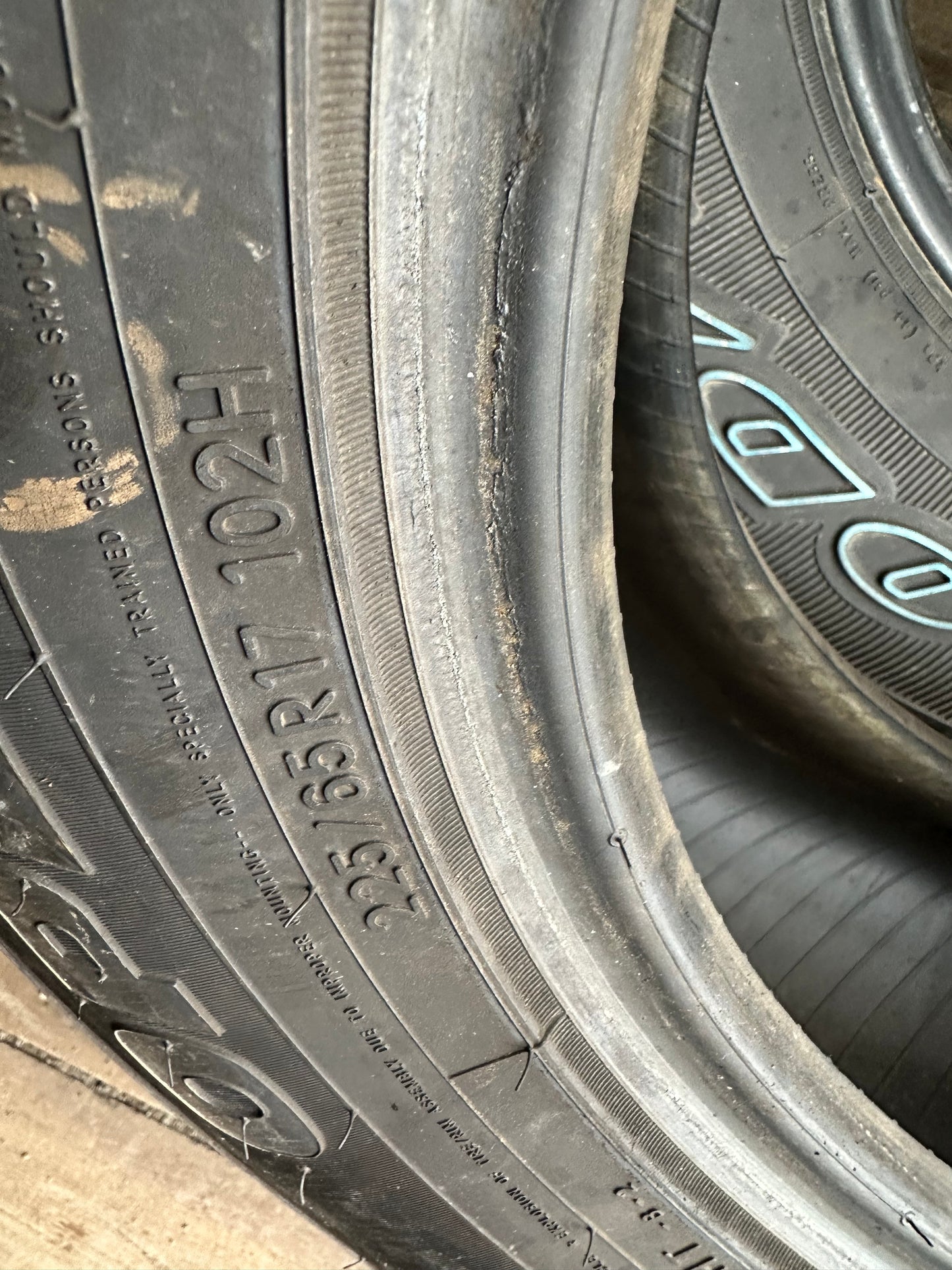 1 pneu d’été 225/65r17 toyo en très bon état