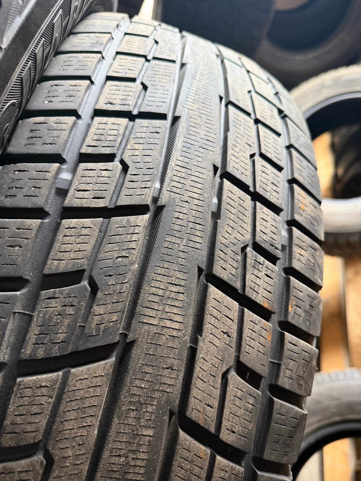 2 pneus d hiver 225/60r18 Yokohama en bon état