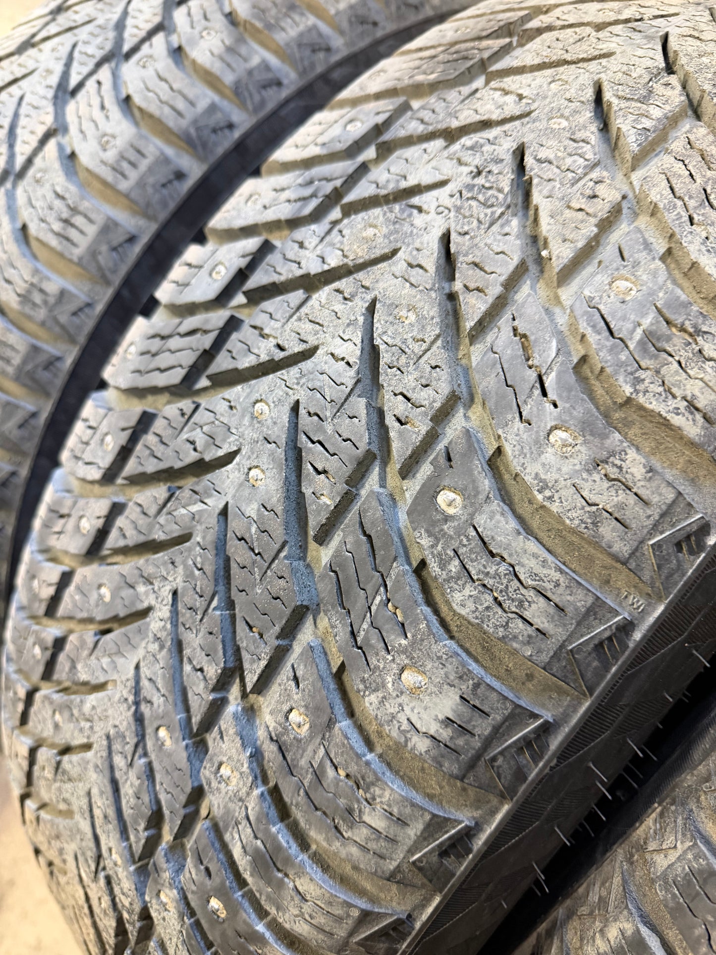 4 pneus d hiver 245/65r17 nokian a clou en tres bon état